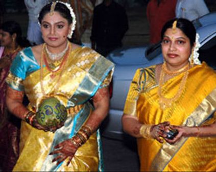 அம்மா ஆனார் ரவளி