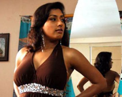 மேனேஜரின் ~~சுருட்டு~~ - மாளவிகா புகார்!