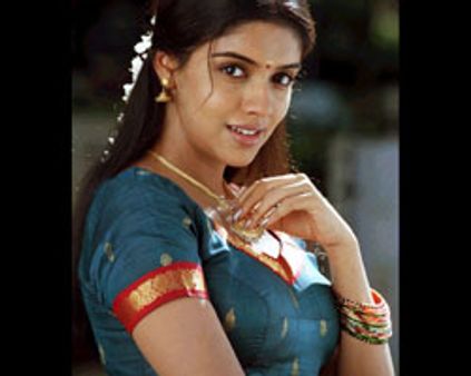 வேலைக்காரி விவகாரம்: ஆசினிடம் போலீஸ் விசாரணை