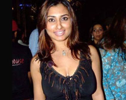 ~~மாளவிகா~~-தயாரிப்பாளர் வழக்கு?!