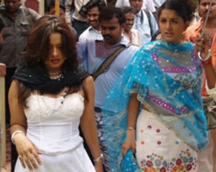 மீரா-ரீமா போட்டா போட்டி!