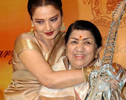 லதாவுக்கு டாக்டர் பட்டம்