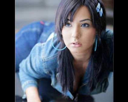 சாக்சியின் கவர்ச்சி கொடி