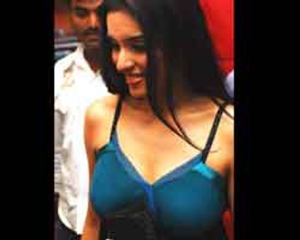 ~~சல்லு~~வுடன் ஆசின் ~~மல்லுக்கட்டு~~!