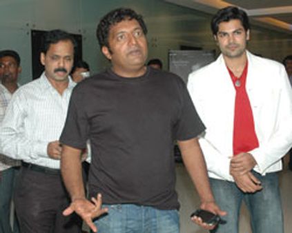 பிரகாஷ் ராஜுக்கு பிடிவாரண்ட்!