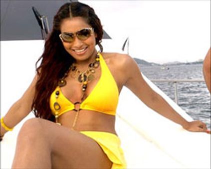 விஜேந்தருடன் ~~டேட்டிங்~~: பிபாஷா கொடும்பாவி எரிப்பு