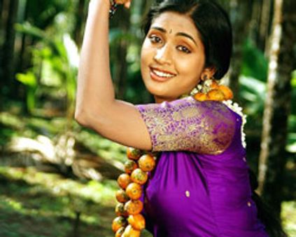 மோசர்பேர் மீது நவ்யா புகார்!