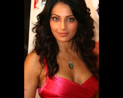 வயசுப் பிரச்சினை .. பிபாஷா பாய்ச்சல்