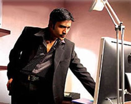 ~~படிக்காதவன்~~ ஷூட்டிங்கில் குண்டு வெடித்து வில்லன் காயம்!