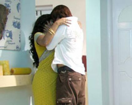 காஷ்மீர் கலவரத்தில் சிக்கிய மீரா-கார் மீது கல்வீச்சு