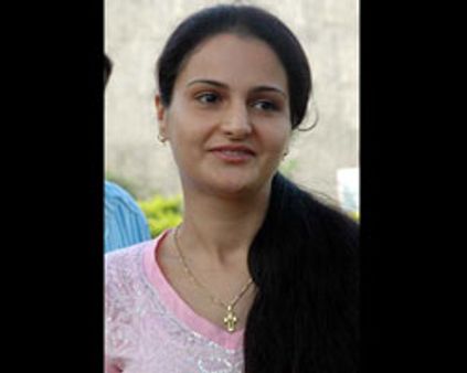 லைட்..கேமரா..மோனிகா!