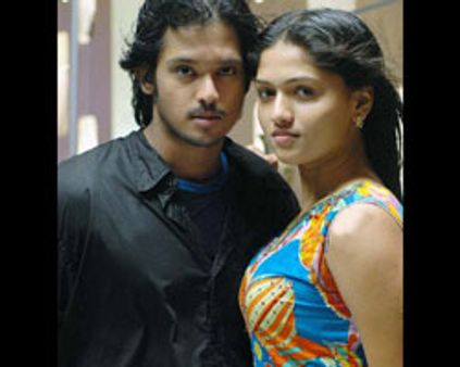 காதலில் விழுந்தேன்-பட விமர்சனம்