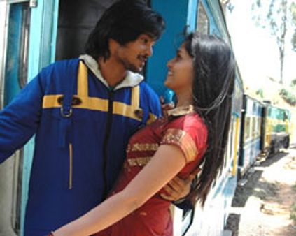 காதலில் விழுந்தேனுக்கு நல்ல ஒபனிங்!