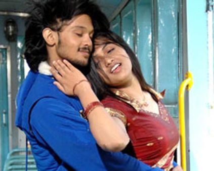 தடைகள் கடந்து.. காதலில் விழுந்தேன் மதுரையில் ரிலீஸ்!