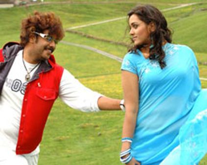 ஓரம் கட்டிய நமீதா!