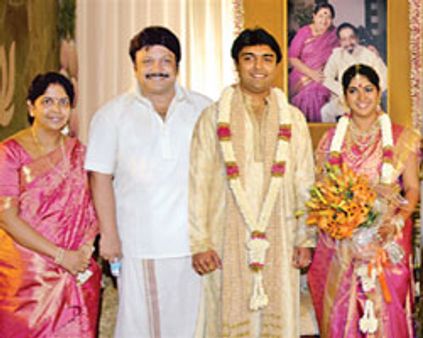 அத்தையின் மகனை மணக்கும் பிரபு மகள்!