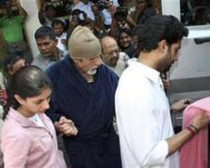 குணமடைந்து வீடு திரும்பினார் அமிதாப்!