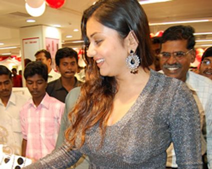 நமீதாவை நெருக்கிய ரசிகர்கள்!