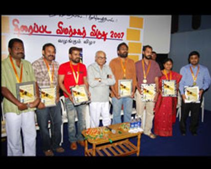 ரஜினியை தேடிப் போய் விருது தருவதா?-அமீர்