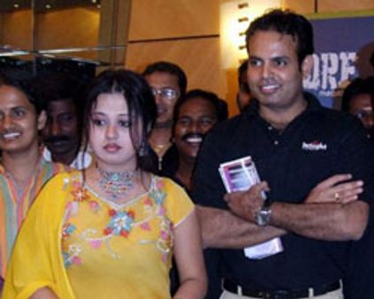 ~~நாக்~~ ரவியின் ~~செல்~~ படம்!