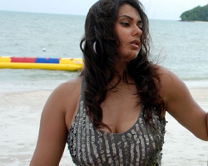 மலேசியாவில் குதித்த நமீதா!