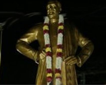 சென்னை சிவாஜி சிலை தடுப்புச் சுவர் மீது லாரி மோதல்