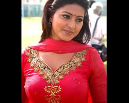 தொழிலதிபரா, சினிமாக்காரரா... சினேகாவின் சாய்ஸ்!