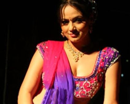 சனா பாதி - சினேகா மீதி