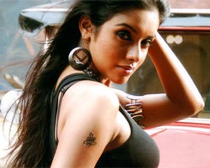 ஆமீர் போக்கு - ஆசின் அப்செட்!