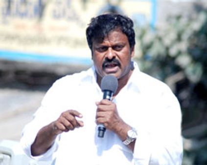 சிரஞ்சீவி மீது முட்டை வீசிய டிஆர்எஸ்!