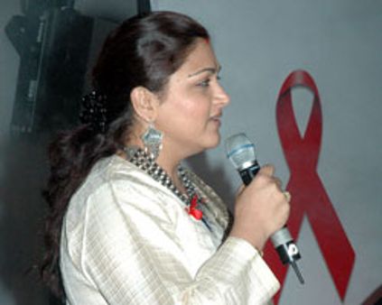 பாட்டுப் பாடும் குஷ்பு!