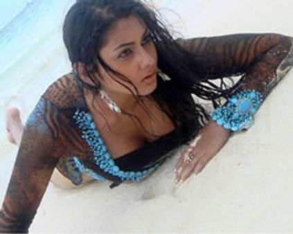 கடலில் சிக்கித் தவித்த நமீதா!