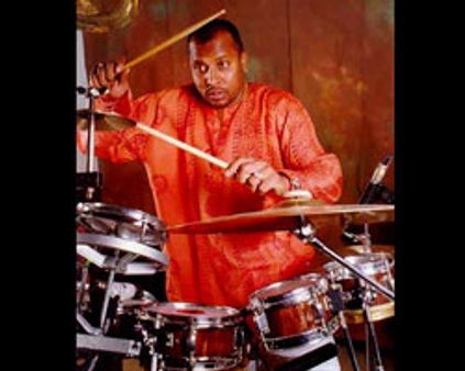 சபரிமலை பக்தர்கள் மத்தியில் டிரம்ஸ் வாசித்த சிவமணி!