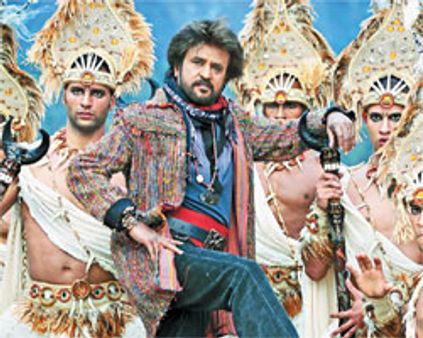 போலீஸ்காரரின் பைக்கில் சூட்டிங்குக்கு வந்த ரஜினி