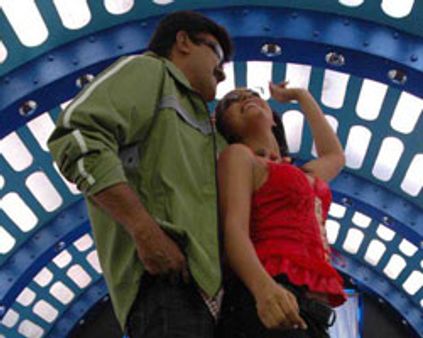 போதையில் மிரட்டினார்: ராஜசேகர் மீது நீது புகார்!