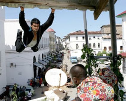 600 அடி பள்ளத்தாக்கு நுனியில் அதிர வைத்த சூர்யா!