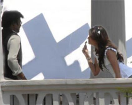 ரசிகர் தொல்லை: கிளம்பிய ரஜினி-ஐஸ்!