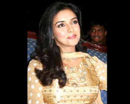 கான்களை மோதவிட்ட ஆசின்!