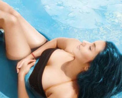 கூகுளில் 3 கோடி முறை தேடப்பட்ட நமீதா!!