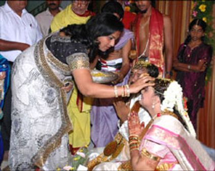 குடும்ப பிரச்சனையையே தீர்க்காதவர்-சிரஞ்சீவி மீது ரோஜா தாக்கு!