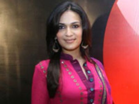 செளந்தர்யாவுடன் இணையும் வார்னர்