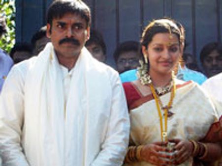 எதிர்கட்சிகள் விமர்சனம்; சிரஞ்சீவி தம்பிக்கு அவசர கல்யாணம்