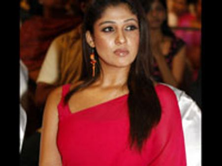 லிங்குச்சாமி யார் என் சம்பளத்தைக் குறைக்க? - நயன் பாய்ச்சல்!