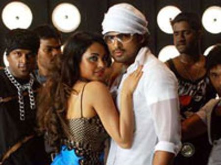 காதலில் அஜ்மல்-மீனாட்சி?