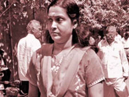 வாலிபர் செக்ஸ் டார்ச்சர்-கோர்ட்டில் சாதனா ஆஜர்