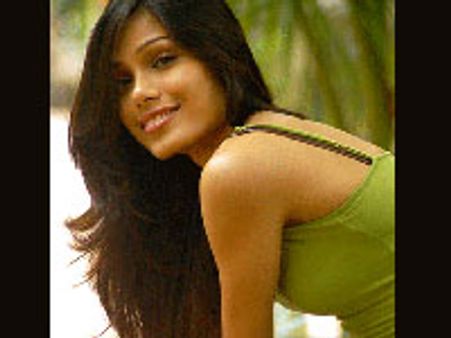 காதலரை கைவிட்ட ~~ஸ்லம்டாக்~~ பிரீதா