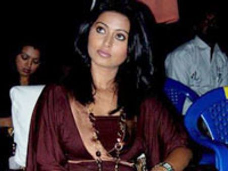 சரோஜாவும்... ~~கிக்~~ ஸ்னேகாவும்!