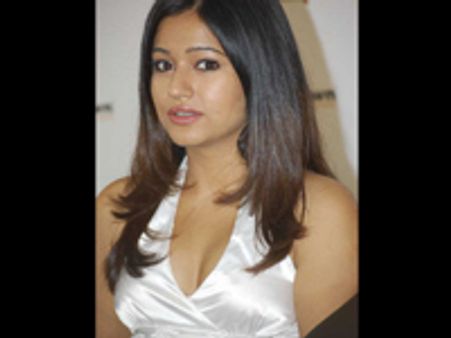 பூனம் பாஜ்வாவின் வித்தை