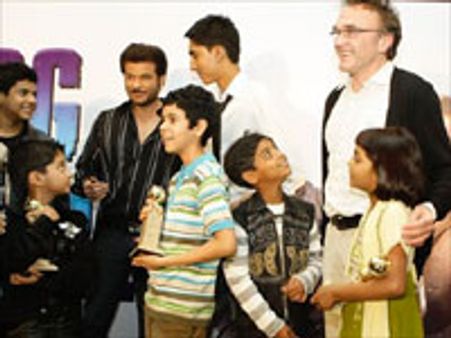 ஆஸ்கர் பெருமையுடன் சேரிக்குத் திரும்பிய ~~ஸ்லம்~~ சிறார்கள்