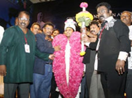 ரஹ்மானுக்கு சங்கிலி அணிவித்து வாழ்த்திய இசைஞானி!